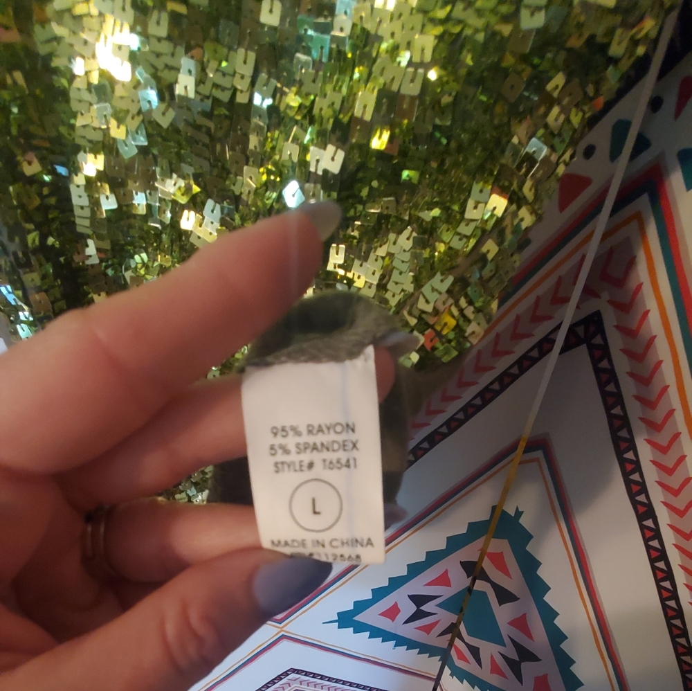 Sequin V-Neck - Picture 3 of 5